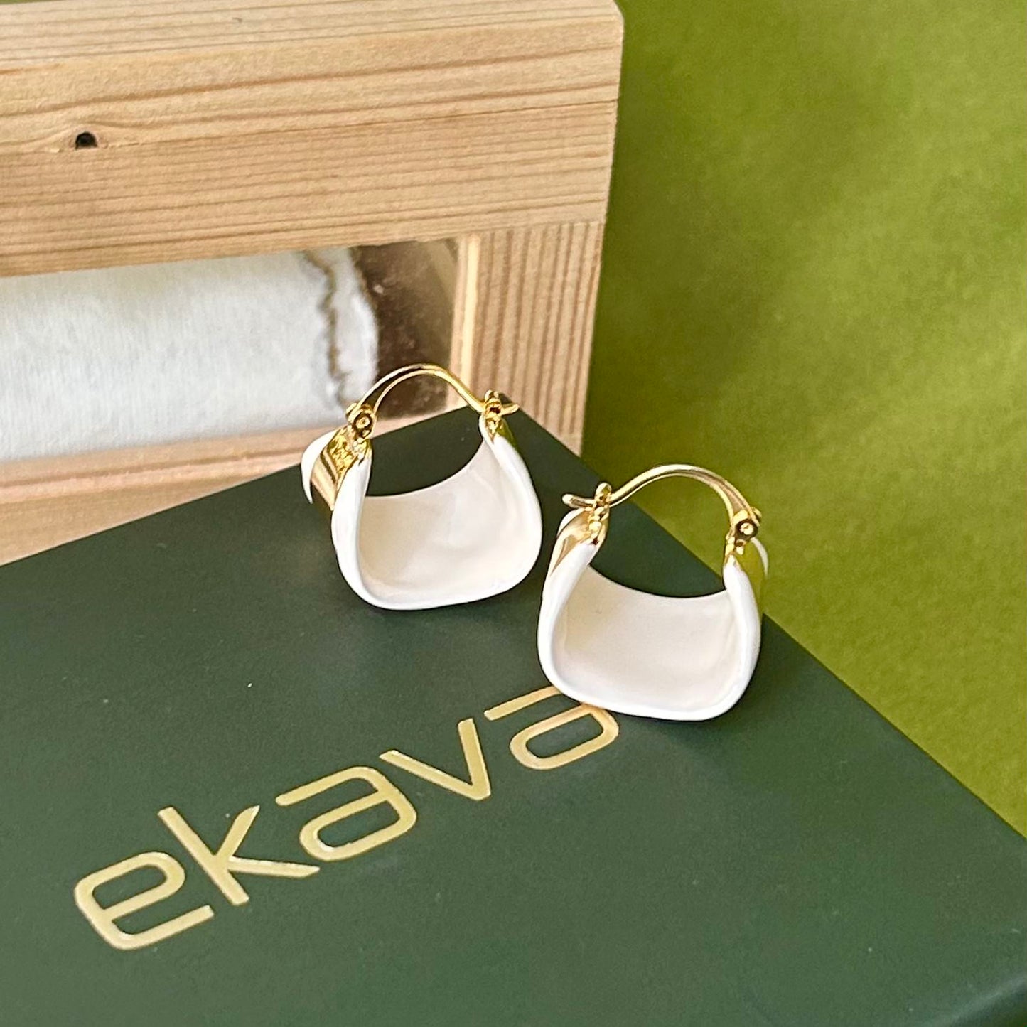 ENAMEL WHITE HOOPS